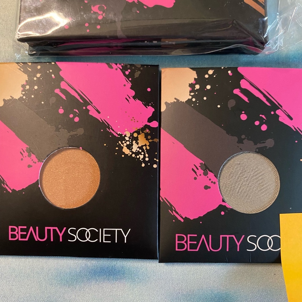 Beauty Society Set of 2 Highly Pigmented Eyeshadows with Magnetic Pallet. Lot 2